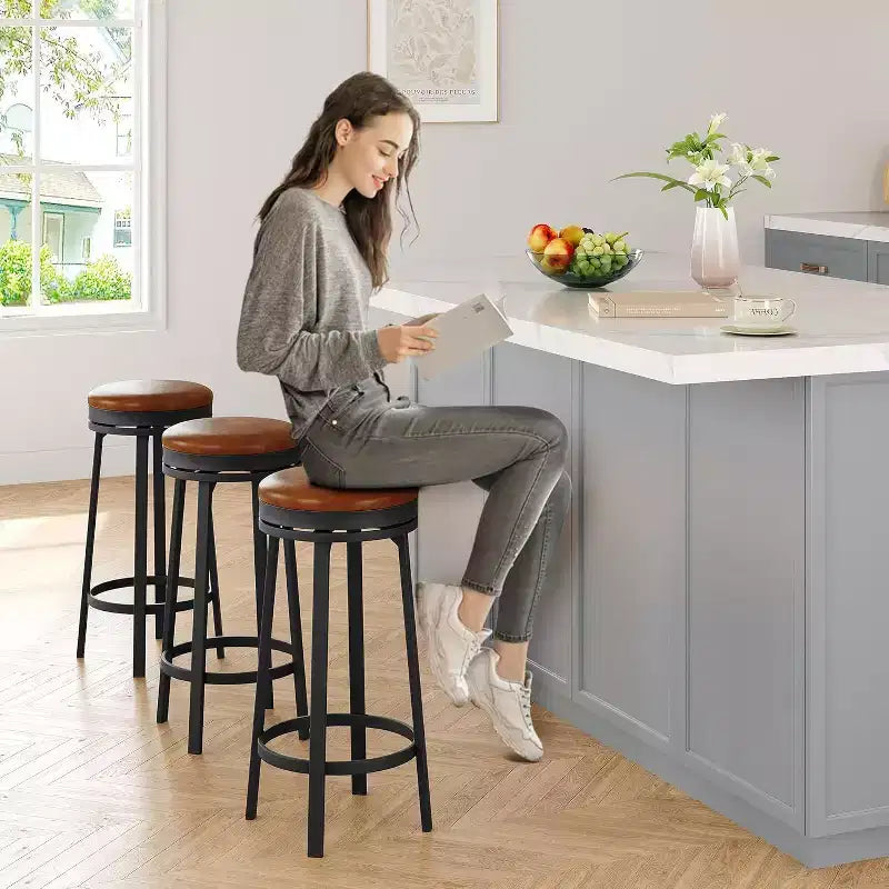 Lot de 4 tabourets de bar modernes pivotants, hauteur de comptoir de 78 cm, avec repose-pieds, assise en cuir PU et cadre métallique robuste