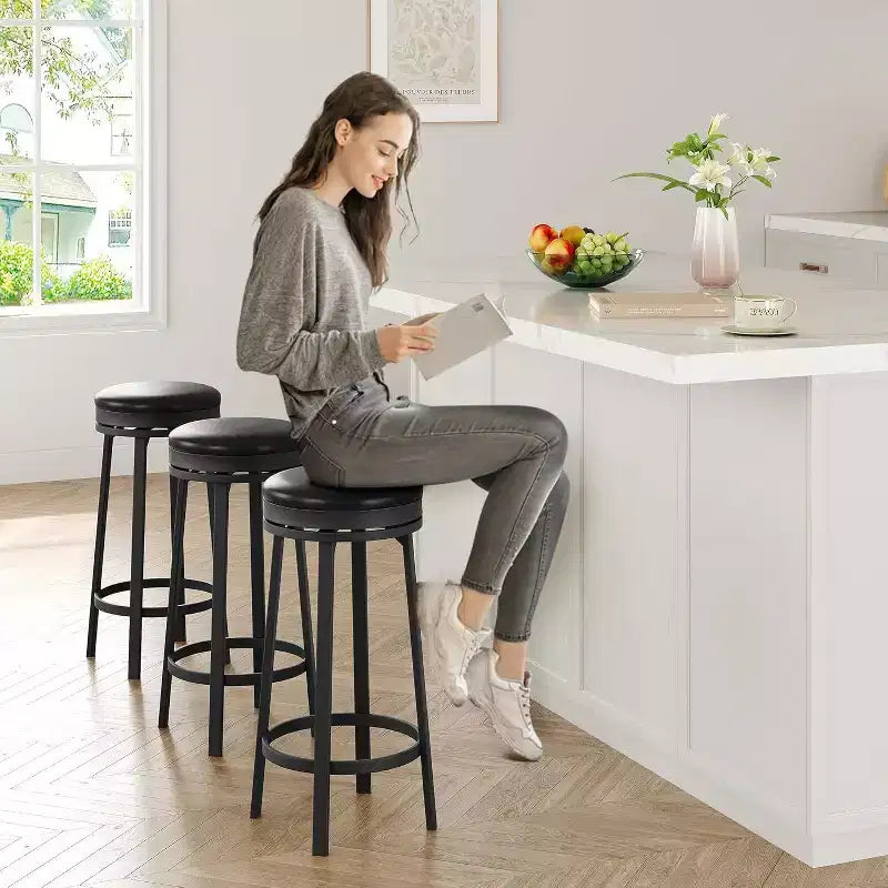 Lot de 4 tabourets de bar modernes pivotants, hauteur de comptoir de 78 cm, avec repose-pieds, assise en cuir PU et cadre métallique robuste