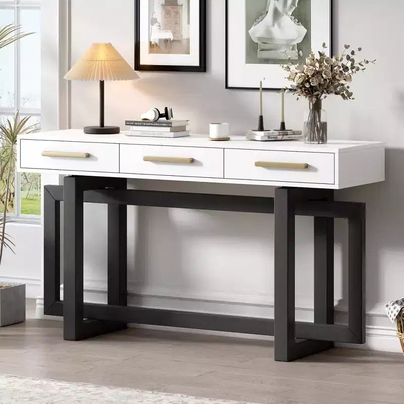 Console élégante avec trois tiroirs